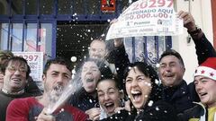 Apostantes de la Lotería de Navidad celebrando el premio Gordo.