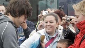 <b>CON LA AFICIÓN. </b>Alonso se mostró crítico respecto a la campaña de la FIA contra el racismo en el próximo GP de España y defendió la limpieza de la afición española.