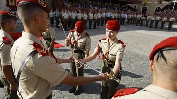 La princesa Leonor recibe el sable oficial del ejército