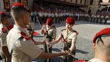 La princesa Leonor recibe el sable oficial del ejército