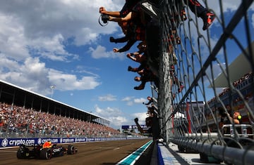 El equipo de Max Verstappen celebrando su victoria en el Gran Premio de F1 de Miami