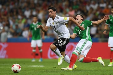 Lars Stindl le comete falta a Héctor Herrera.