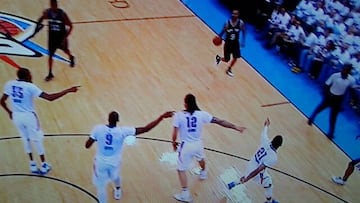 Durant, Ibaka, Adams y Roberson señalan a Parker.