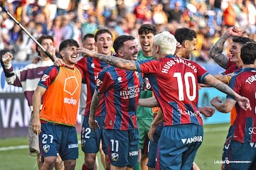 Lo que Diego Gonz¨¢lez comenz¨®, Joaqu¨ªn lo remat¨®. El delantero del Huesca mantiene las esperanzas de playoff del equipo altoaragon¨¦s, tras anotar un tanto clave, en el minuto 93, para derrotar al Elche.