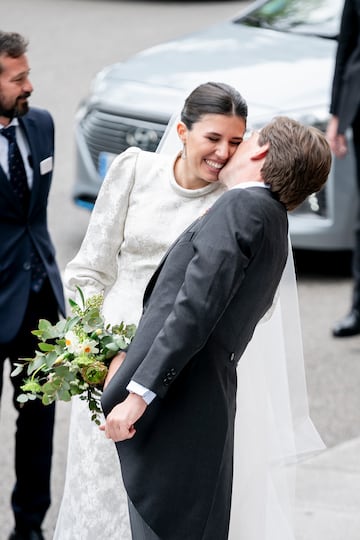 El alcalde de Madrid, Jos¨¦ Luis Mart¨ªnez-Almeida, y la sobrina segunda del Rey Felipe VI, Teresa Urquijo, salen de su boda en la parroquia San Francisco de Borja,.