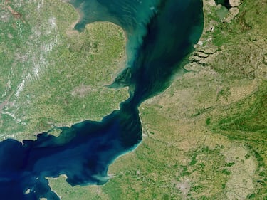 El Canal de la Mancha es un brazo de mar natural del Océano Atlántico que actúa como una vía marítima crucial al separar la isla de Gran Bretaña del noroeste de Francia y conectar el Atlántico con el Mar del Norte. Aunque es amplio en su mayor parte, se estrecha significativamente en el Estrecho de Dover (Paso de Calais) a solo 33.3 km, convirtiéndolo en la ruta marítima más transitada del mundo, con cientos de barcos que transitan diariamente. Su importancia es tanto comercial, como principal conducto entre Europa del Norte y el resto del mundo, como histórica, al servir como una defensa natural para el Reino Unido.