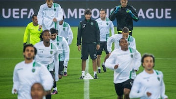 Los jugadores del Sporting, ejercit&aacute;ndose en el Signal Iduna Park.