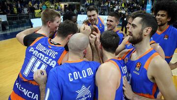 Motum, Dubljevic, Colom, Van Rossom, Sastre, Doornekamp, Labeyrie, Marinkovic, Tobey y Ndour celebran la victoria del Valencia ante el Fenerbahçe en el Ulker Sports de Estambul.