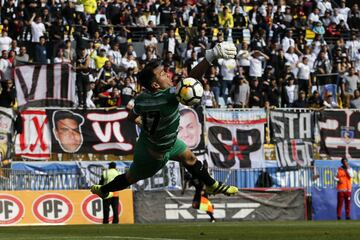 Claudio González, arquero calerano conocido como "El Halcón", desvía espectacularmente un derechazo de Jaime Valdés.