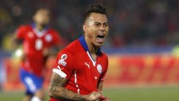 Vargas celebra su primer gol sobre Perú.