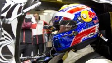 Mark Webber, en el interior de su nuevo coche para resistencia.