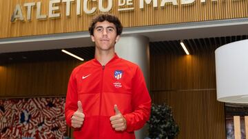 Manuel Lama, jugador del Atlético de Madrid B, posa tras su renovación.