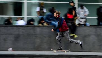 Chico patinando en la &quot;Plaza dels Angels&quot; frente al museo del MACBA de Barcelona.