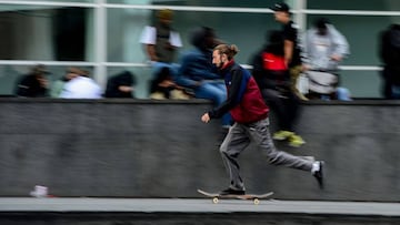 Chico patinando en la "Plaza dels Angels" frente al museo del MACBA de Barcelona.