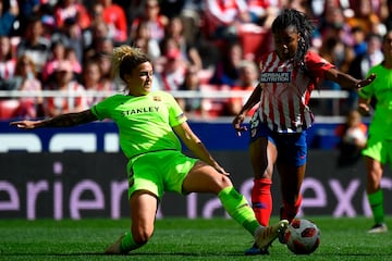 Mapi intenta robar un balón a Ludmila en el Atlético-Barcelona femenino del Metropolitano de 2019.