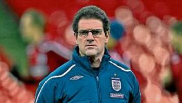 <b>IMPERTÉRRITO. </b>Capello, vista al frente, firme como una vela, ayer en el entrenamiento de Inglaterra.