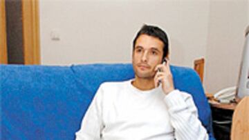 <b>PEGADO AL MÓVIL. </b>César espera en casa el momento de la operación.