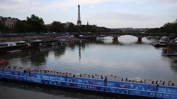 PARÍS, 31/07/2024.- La triatetas se lanzan al río Sena para disputar la primera etapa de la prueba de triatlón femenino de los Juegos Olímpicos de París 2024 este miércoles en París, Francia. EFE/ Miguel Gutiérrez