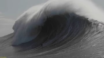 El surfista Mason Barnes surfea una ola gigante en Praia do Norte, Nazar&eacute; (Portugal) en la temporada 2021-2022 de surf de olas grandes. 