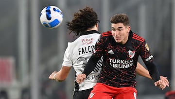 Chile's Colo Colo Argentine Maximiliano Falcon (L) and Argentina's River Plate Julian Alvarez (R) vie for the ball during their Copa Libertadores group stage football match, at the David Arellano Monumental stadium in Santiago, on April 27, 2022. (Photo by MARTIN BERNETTI / AFP)