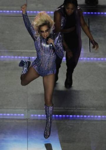 La Lady Gaga cantante salió con una ropa futurista en la que el plateado se llevó todo el protagonismo.