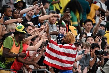 El atleta estadounidense Noah Lyles celebra con los aficionados tras ganar la final masculina de 200 metros durante el Campeonato Mundial de Atletismo en Tokio el 19 de septiembre de 2025. 