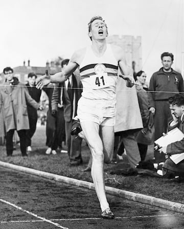 Bannister fue el primero en correr una milla por debajo de los 4 minutos (3 minutos y 59,4 segundos). En la fotografía se puede apreciar al corredor entrando por línea de meta. El corredor británico fue el primer hombre ser denominado como deportista del año por la revista Sports Illustrated.