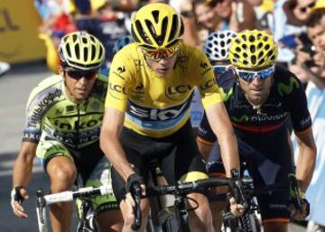 Chris Froome cruza la línea de meta seguido de Alberto Contador y Alejandro Valverde.