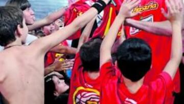 <b>SOLICITADO. </b>Pau Gasol firma autógrafos a los niños que ayer se acercaron por el Telefónica Arena.