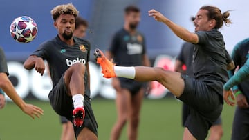 Konrad de la Fuente, con Griezmann, en un entrenamiento del Barcelona.