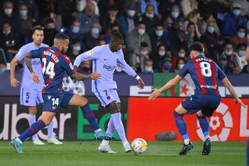 Dembelé entre Pepelu y Vezo.