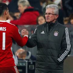 El País: "James interpretó con destreza el juego"