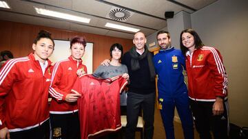 Vero Boquete, Amanda Sampedro, Fe Robles, Luis Rubiales y Marta Torrejón, tras el encuentro con AFE.