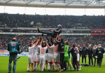 El entrenador Jupp Heynckes fue manteado por los jugadores.