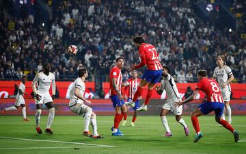 0-1. Córner que cuelga Antoine Griezmann y Mario Hermoso, libre de marca en el segundo palo, remata de cabeza a placer para superar a Kepa Arrizabalaga.