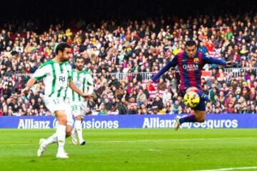 Gol 1-0 de Pedro Rodríguez  jugador del Barcelona al Córdoba durante el partido correspondiente a la decimosexta jornada de Liga que disputan en el estadio Camp Nou de Barcelona.