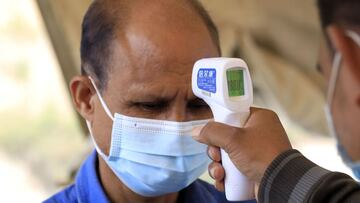 Dili (Timor Leste), 06/09/2021.- A healthcare worker checks the body temperature of a man for a swab test at a COVID-19 check point in Dili, East Timor, also known as Timor Leste, 06 September 2021. East Timor has recorded more than 17,000 coronavirus disease (COVID-19) cases since the beginning of the pandemic. (Timor Oriental) EFE/EPA/ANTONIO DASIPARU