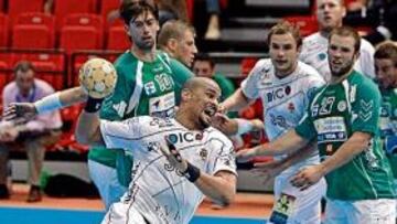 <b>FUERZA. </b>Didier Dinart se dispone a acribillar la portería del Antequera, defendida por Xavi Pérez.