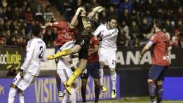 Andrés Fernández, que fue el centro de atención por el interés del Madrid en él, se mostró inseguro y más nervioso que de costumbre.