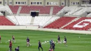 <B>PRIMEROS PASOS.</B> El Logroñés de Segunda B ya se ha entrenado varias veces en el nuevo campo de fútbol.