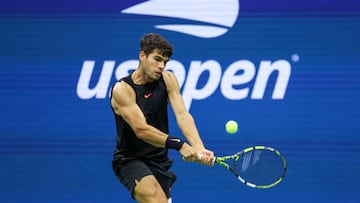Flushing Meadows (United States), 30/08/2024.- Carlos Alcaraz of Spain in action during a second round match of the US Open Tennis Championships against Botic van De Zandschulp of the Netherlands, at the USTA Billie Jean King National Tennis Center in Flushing Meadows, New York, USA, 29 August 2024. The US Open tournament runs from 26 August through 08 September. (Tenis, Países Bajos; Holanda, España, Nueva York) EFE/EPA/SARAH YENESEL