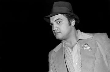 Belushi era un genio de la comedia. Despunt y se hizo famoso como integrante del reparto original de 'Saturday Night Live'. Particip en 'Desmadre a la americana' y, aunque su papel era secundario, deslumbr por completo. Posteriormente hizo 'The Blues Brothers' junto a su compa?ero de SNL Dan Aykroyd y sta sera la pelcula ms exitosa de su carrera. Era un genio de la comedia, s, pero tambin era una persona autodestructiva y con graves problemas de adiccin al alcohol y la cocana, que le permita actuaciones ms alocadas y mantener el frentico ritmo de vida que llevaba. El 5 de marzo de 1982 fue encontrado muerto en su habitacin del Chateau Marmont. La causa: sobredosis de Speedball, una mezcla de cocana y herona.