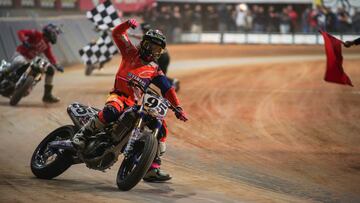 El estadounidense JD Beach llevanta el puño en señal de victoria al impon erse en la Superfinal del Dirt Track Barcelona 2017