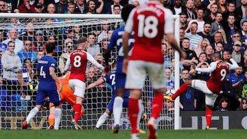 Soccer Football - Premier League - Chelsea vs Arsenal - Stamford Bridge, London, Britain - September 17, 2017   Arsenal&#039;s Alexandre Lacazette misses a chance to score     REUTERS/Eddie Keogh    EDITORIAL USE ONLY. No use with unauthorized audio, vide