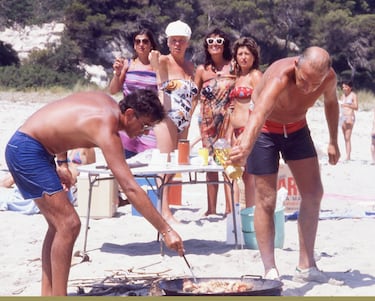 Turistas preparando una paella en la playa 'La Escorxada' en Menorca, 1985, Islas Baleares, España.