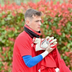 Valencia y Athletic negocian una opción de compra por Agirrezabala