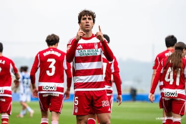 El central del equipo nazarí inició la victoria de su equipo ante el filial donostiarra que llevaba una buena racha.