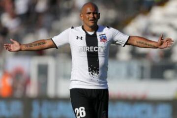 Humberto Suazo en su reestreno con la camiseta de Colo Colo ante San Marcos.