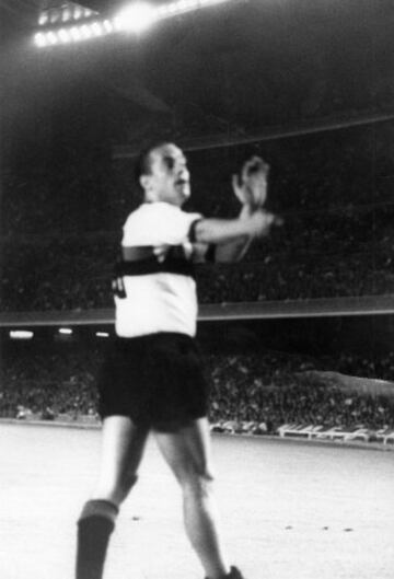 El 25 de agosto de 1965 Luis Suárez jugó un partido amistoso con el Inter Milán en el Camp Nou. La afición azulgrana no dejó de meterse con su ex jugador hasta que éste estalló con este gesto. 