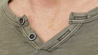 No es un polo, pero es igual de estilosa: la camiseta de cuello de pico que no puede faltarte